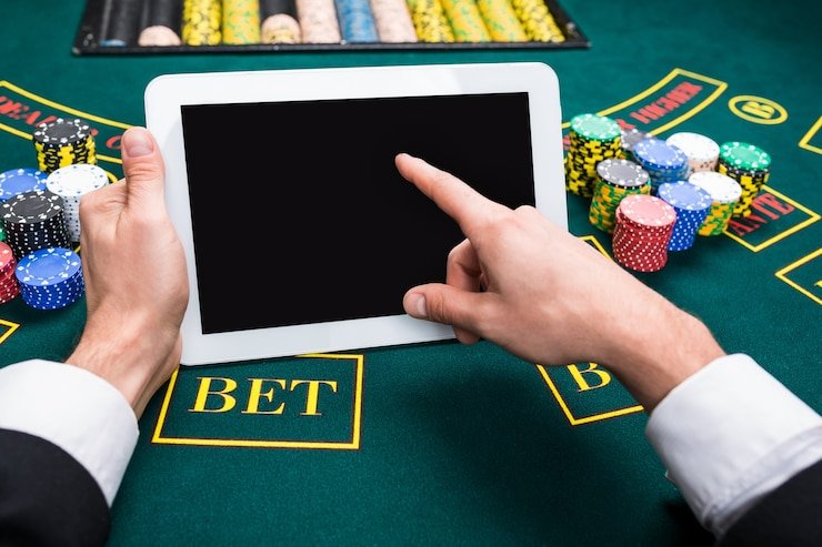 Antarmuka aplikasi Android granova menampilkan meja live casino dengan dealer langsung